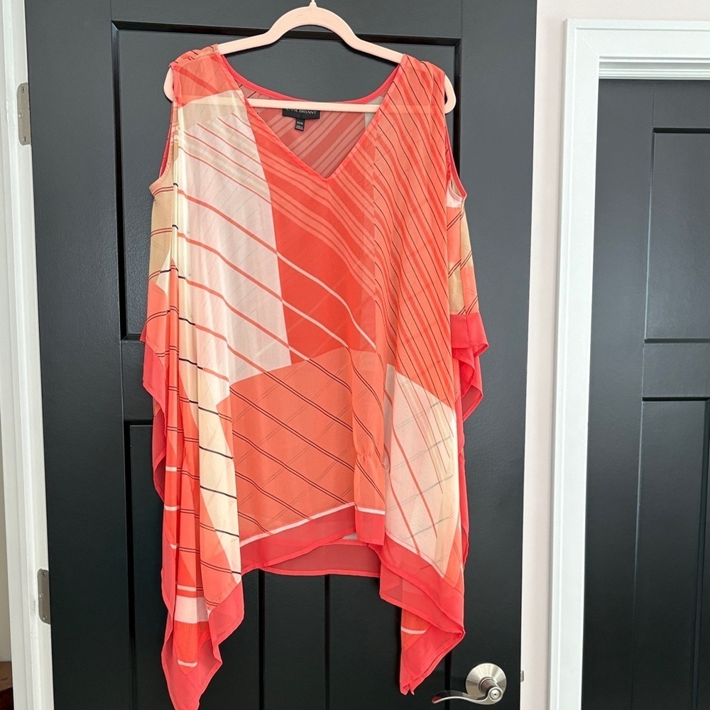Lane Bryant Coral & Cream/Off White Geometric Asymmetrical Tunic. Size 22/24.
